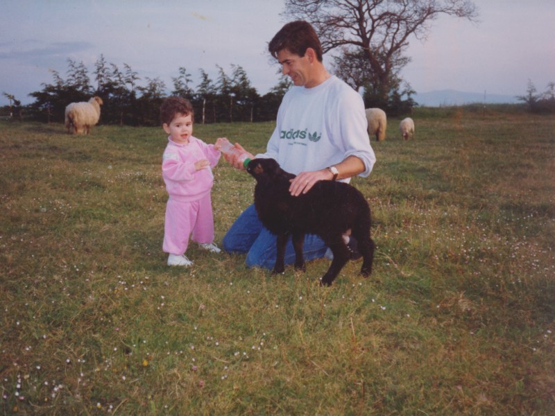 Ramón y Carolina dando el biberón a un cordero