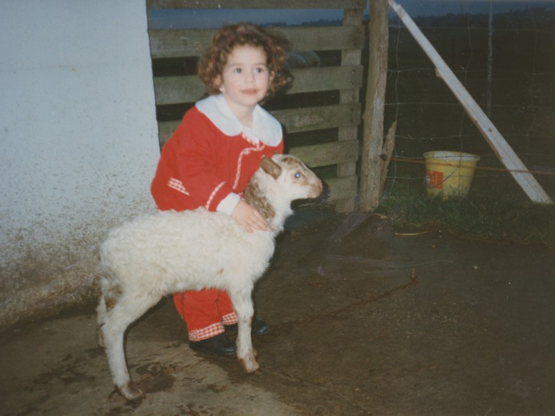 La pequeña Carolina con un cordero