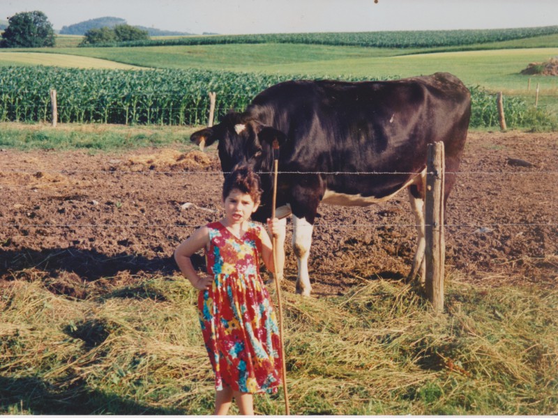 Carolina cuidando una vaca